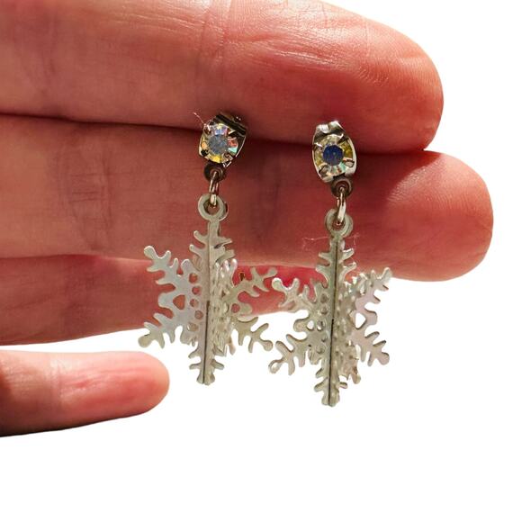 Vintage Avon Holiday Snowflake 3 Dimensional Iridescent Crystal Earrings - Picture 7 of 10